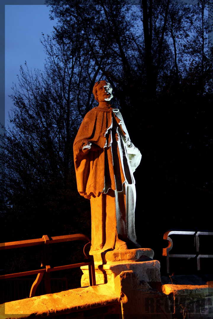 Statue auf ner kleinen Brücke