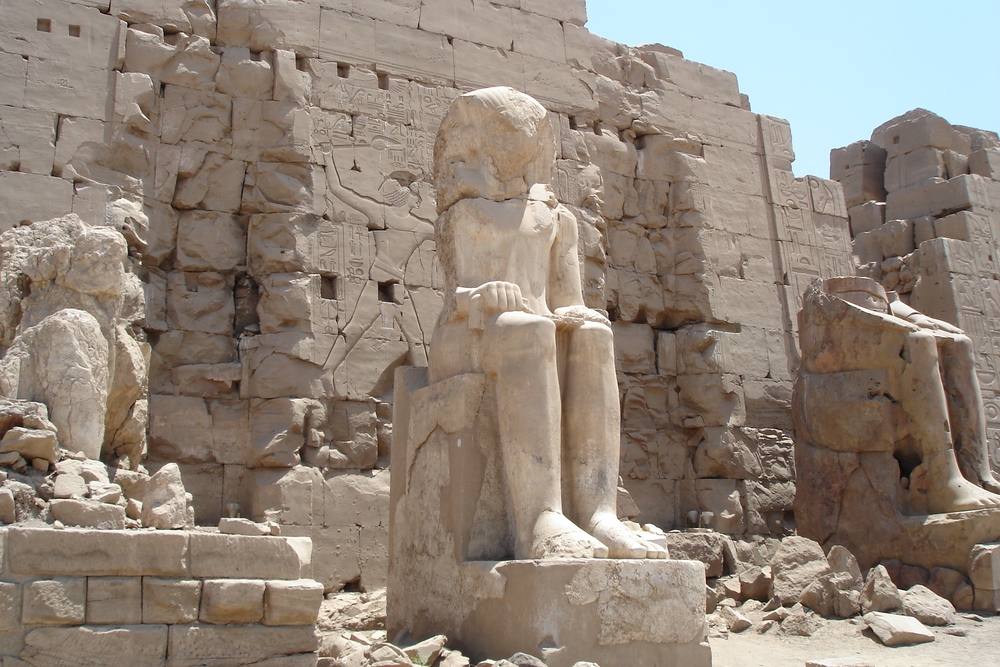 Statue aus Alabaster im Tempel von Karnak