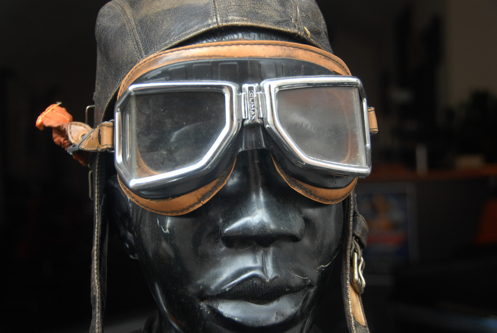 statue dans vitrine avec lunette de moto Montreux001