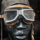 statue dans vitrine avec lunette de moto Montreux001