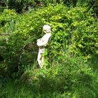 Statue de femme antique au bord du bassin dans le jardin