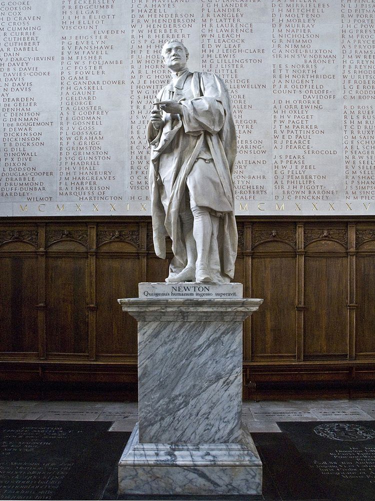 Statue de Isaac Newton dans l’entrée de la Chapelle de Trinity College