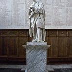 Statue de Isaac Newton dans l’entrée de la Chapelle de Trinity College