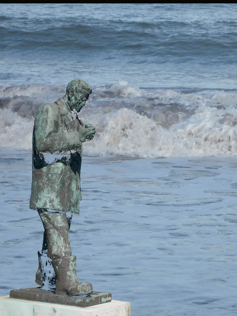 statue de José del Río Sainz , poète de la mer 