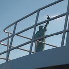 statue de la liberté vue du bastingage d'un bateau