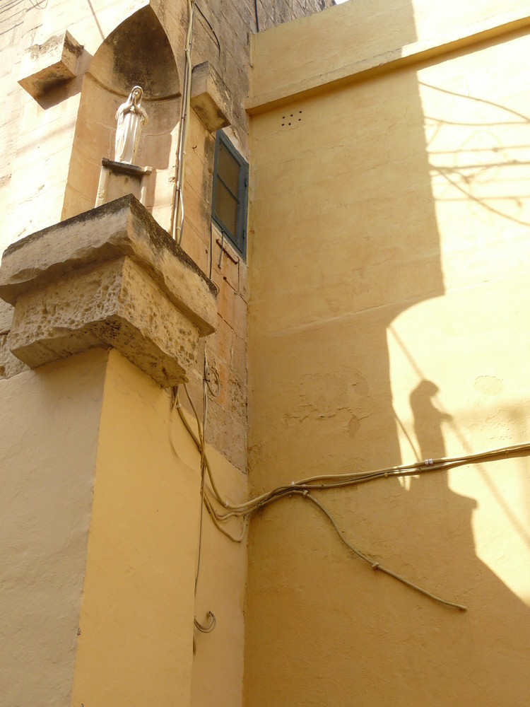 Statue de la Sainte Vierge et son ombre