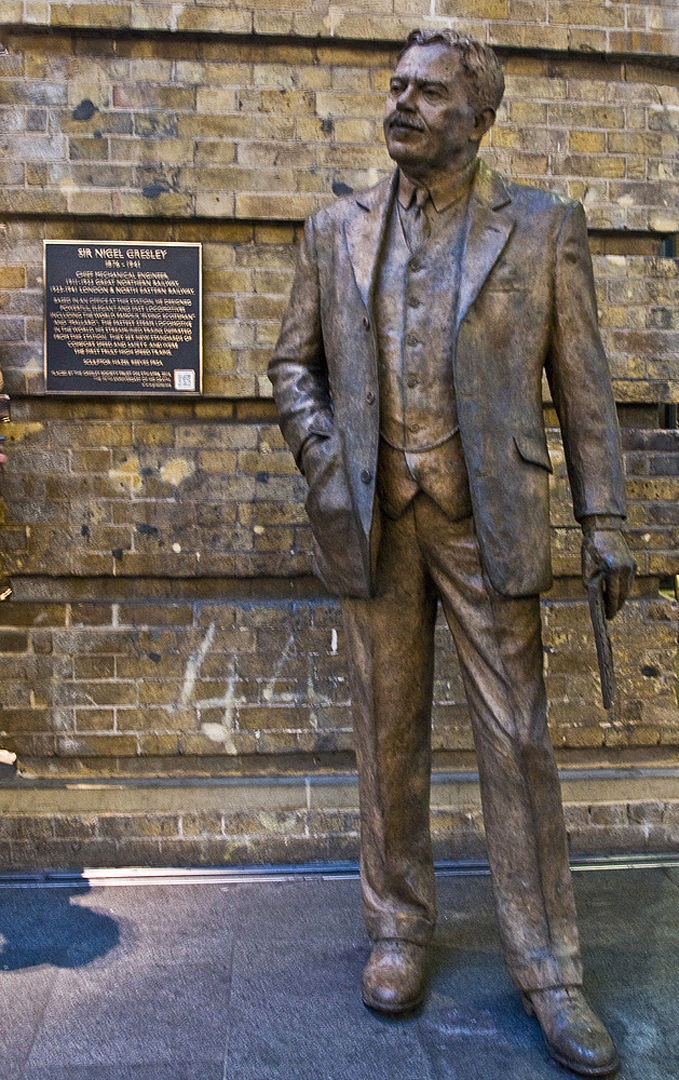 Statue de Sir Nigel Gresley  --  Gare de King’s Cross, Londres