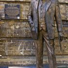 Statue de Sir Nigel Gresley  --  Gare de King’s Cross, Londres