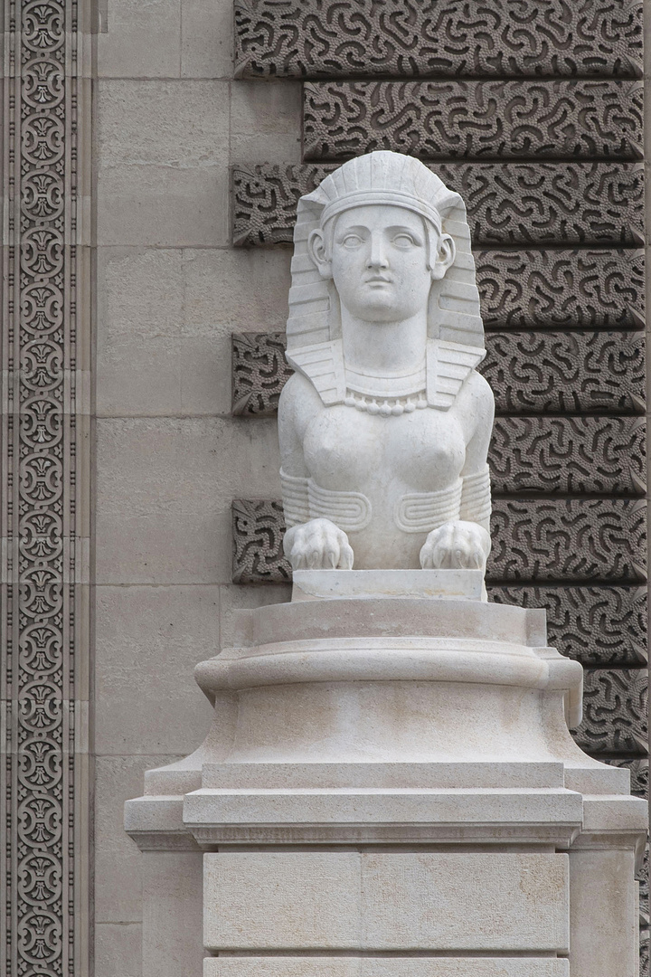 Statue de style égyptien devant une aile du Louvre à Paris