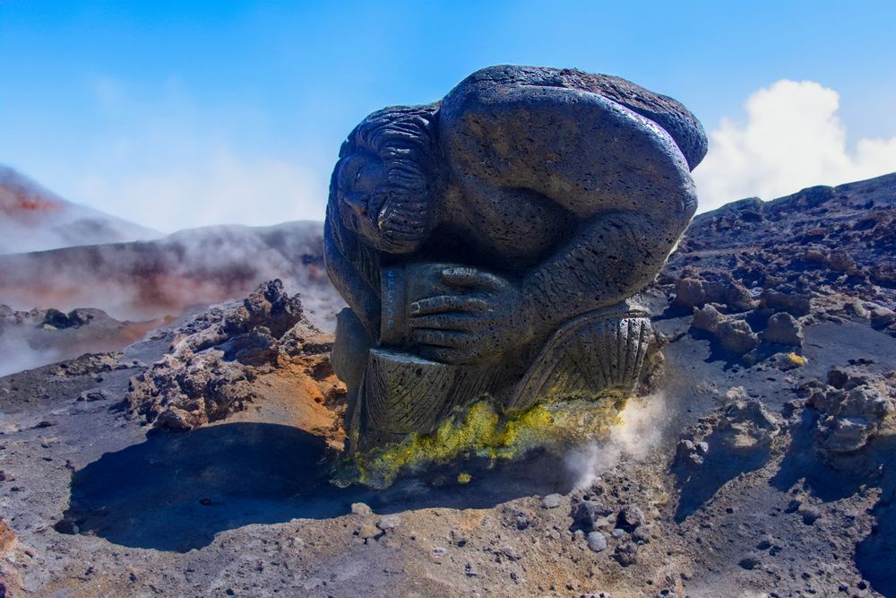 statue de Vulcain sur l'ile de vulcano