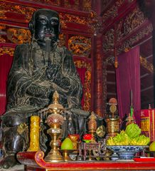 ...Statue der Gottheit im Quan Thanh Tempel in Hanoi...