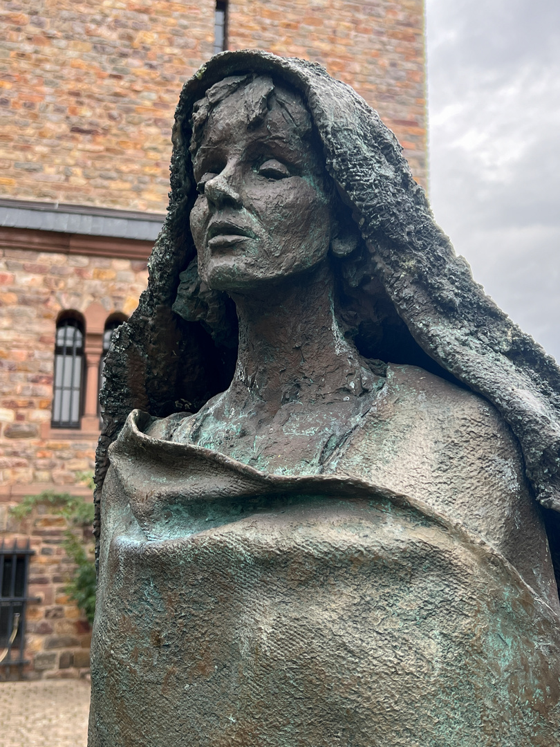 Statue der Hildegard von Bingen