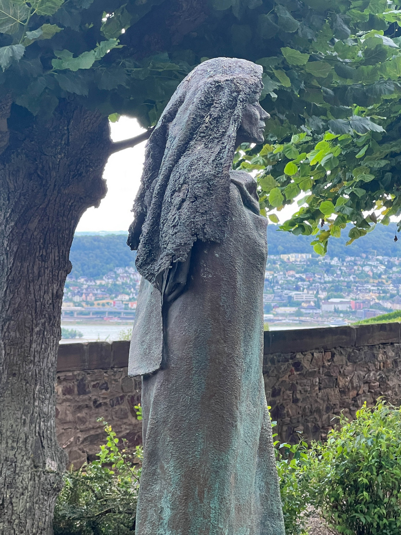 Statue der Hildegard von Bingen