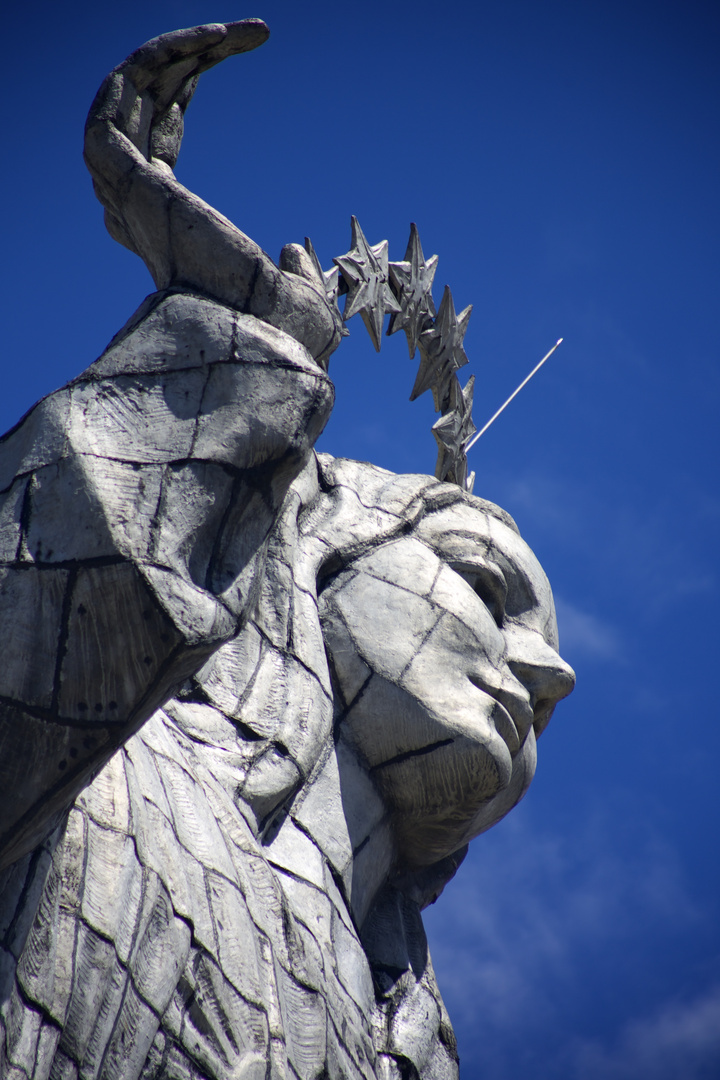 Statue der Virgen de Quito