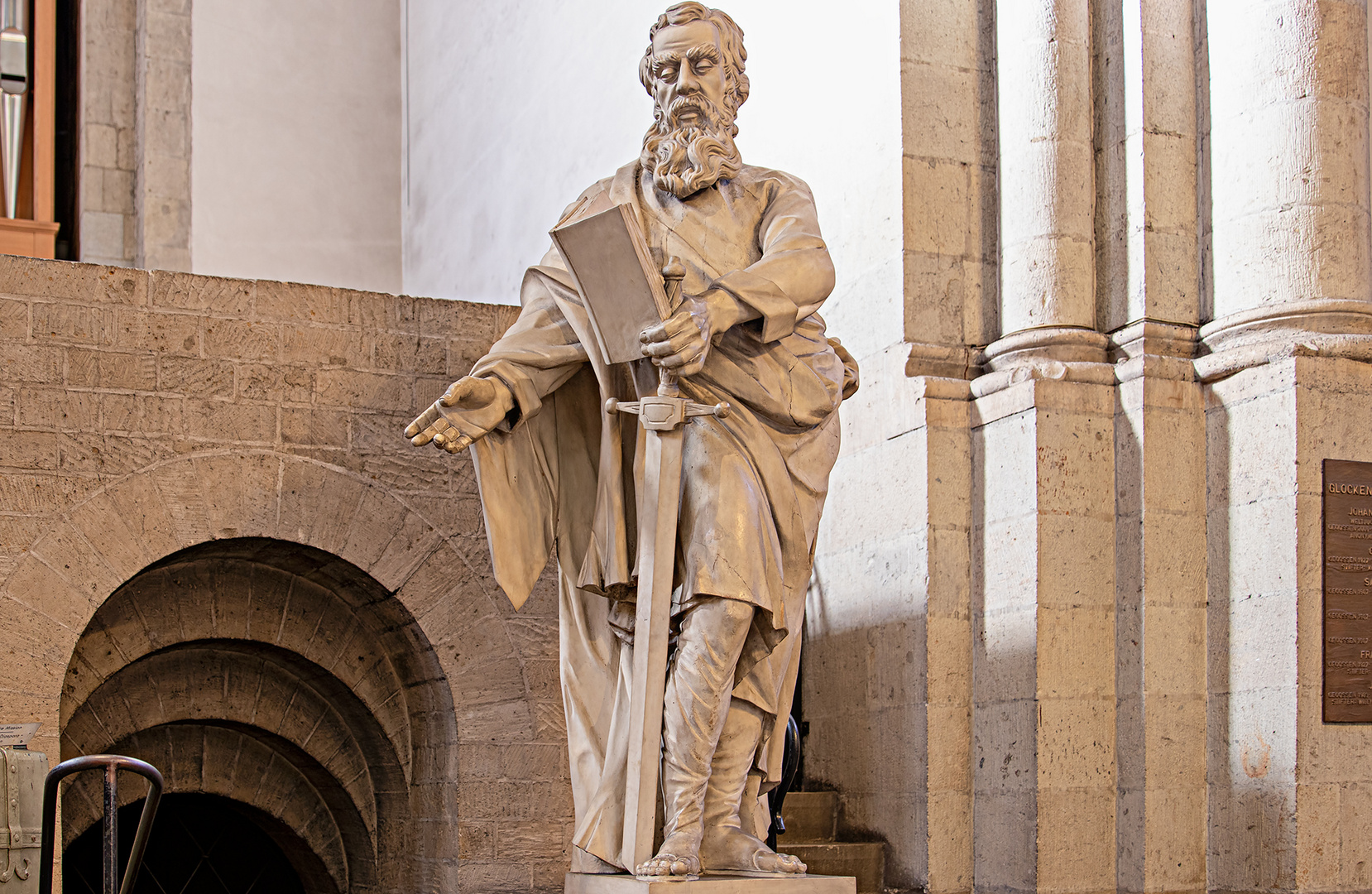  Statue des Apostels Paulus in der Kölner Kirche St. Aposteln)