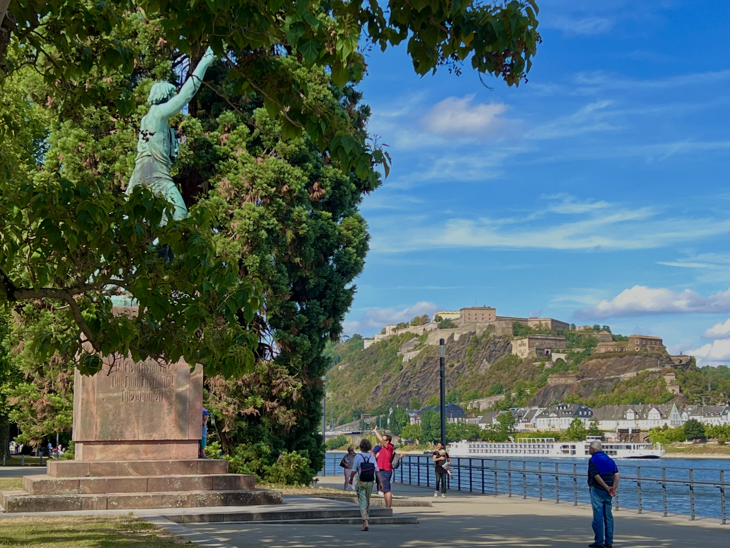 Statue des berühmten Görres am Rheinufer