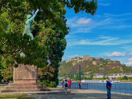 Statue des berühmten Görres am Rheinufer