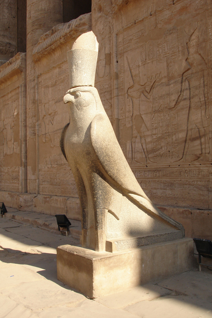 Statue des Falkengottes Horus vor dem Tempel in Edfu