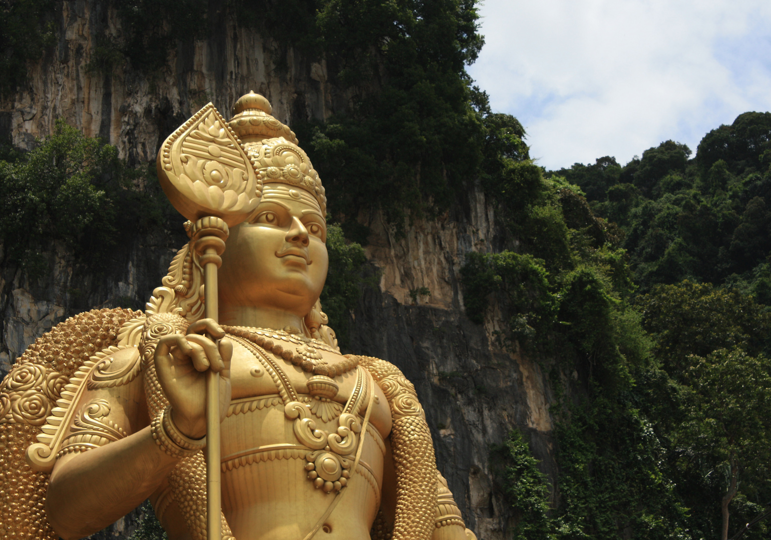 Statue des Gottes Murugan vor den Batu-Höhlen in Malaysia