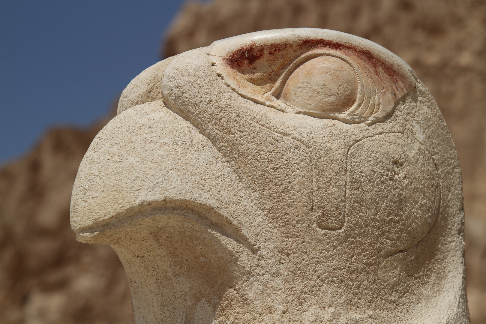 Statue des Horus vor dem Hatschepsuttempel