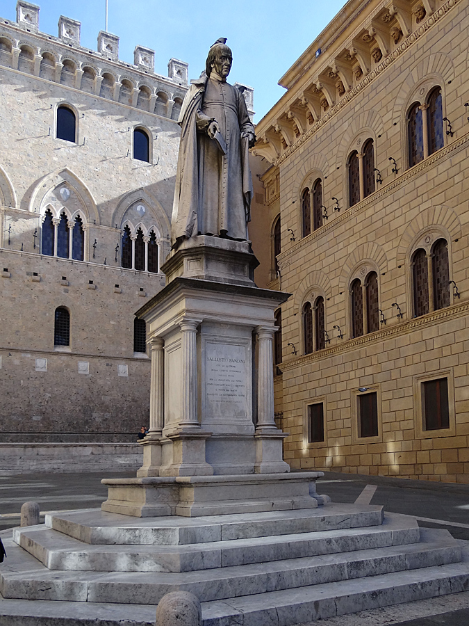 Statue des Sallustio Bandini auf der Piazza Salimbeni in Siena