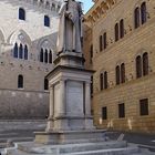 Statue des Sallustio Bandini auf der Piazza Salimbeni in Siena