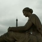 statue devant la tour eiffel