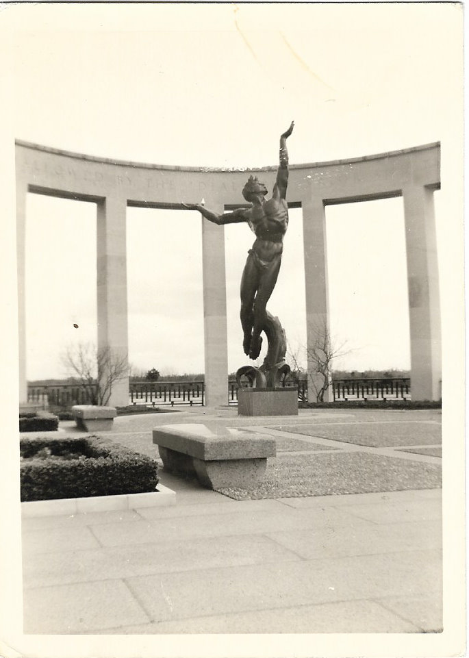 Statue du cimetière américain de Colleville-sur-mer (Calvados)