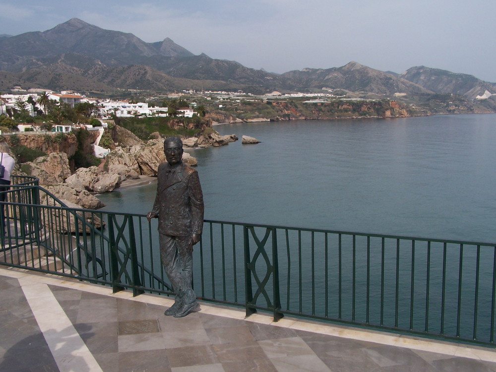 Statue du Roi Alfonso XII sur le Balcon d'Europe à Nerja