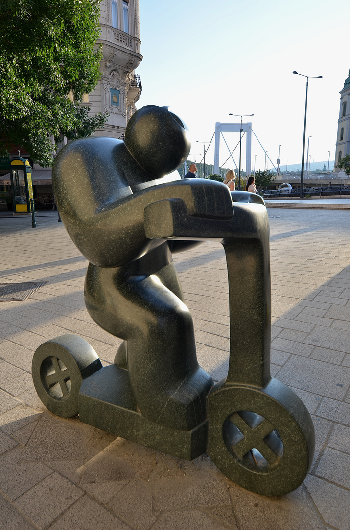 Statue eines Mannes, der einen Roller reitet / Budapest