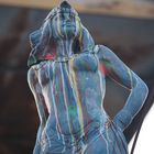 Statue Frau im Discobabel Farbverlauf - P5260320