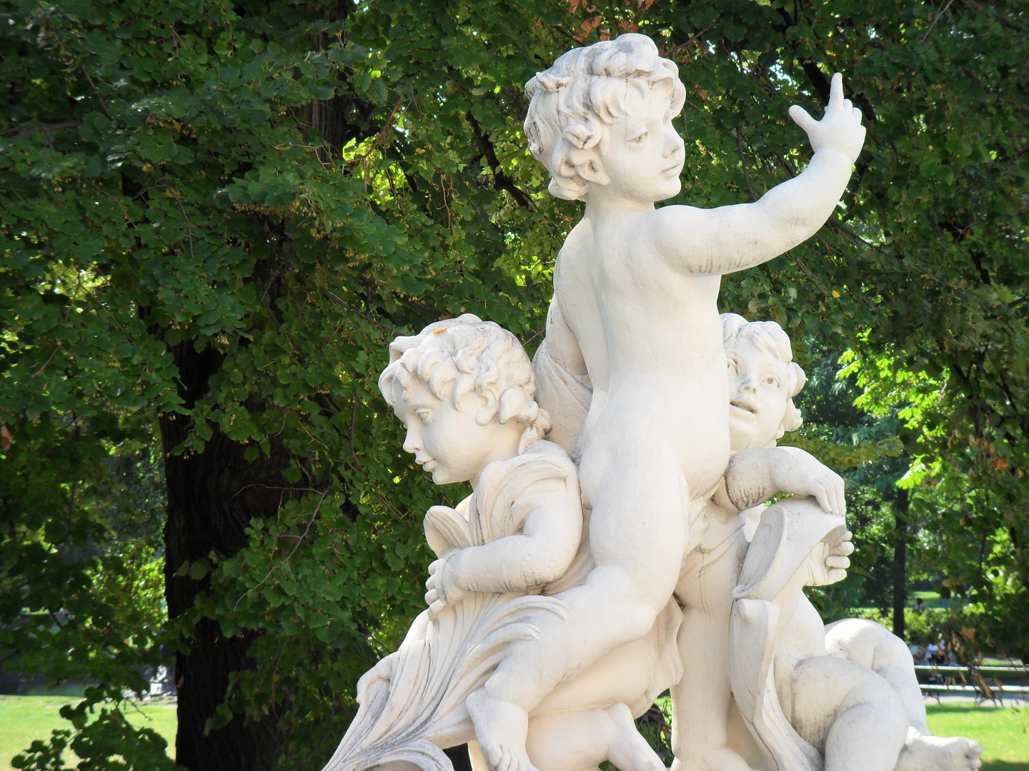 Statue gegenüber dem Palmenhaus