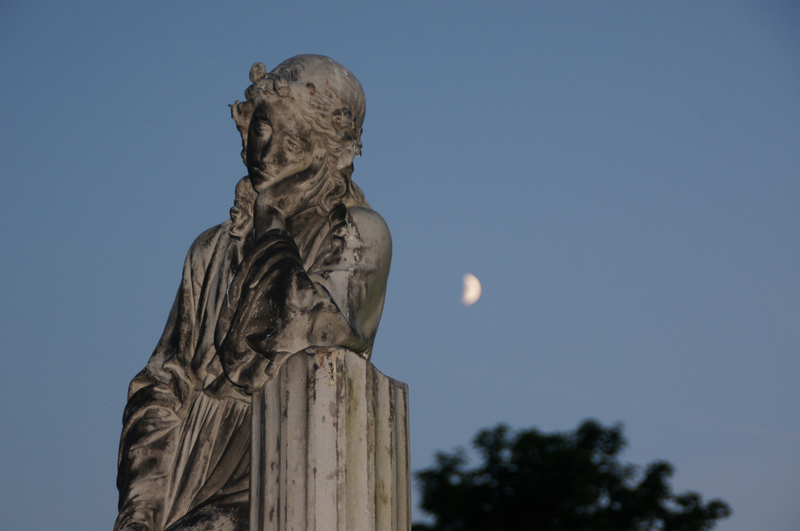 Statue im frühen Mondschein