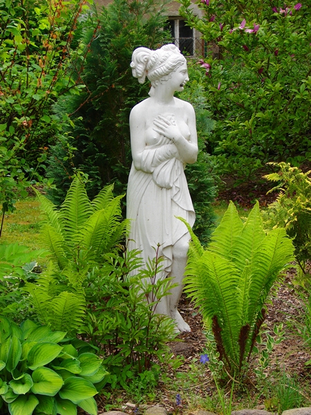 Statue im Grünen