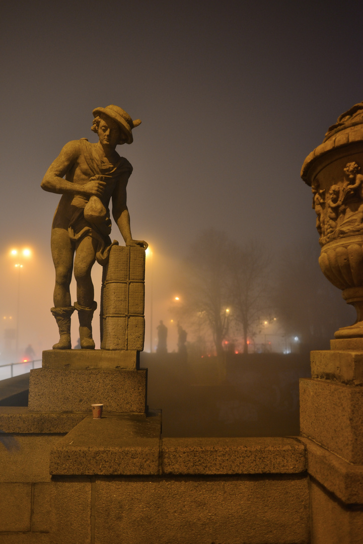 Statue im Nebel 