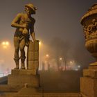 Statue im Nebel 