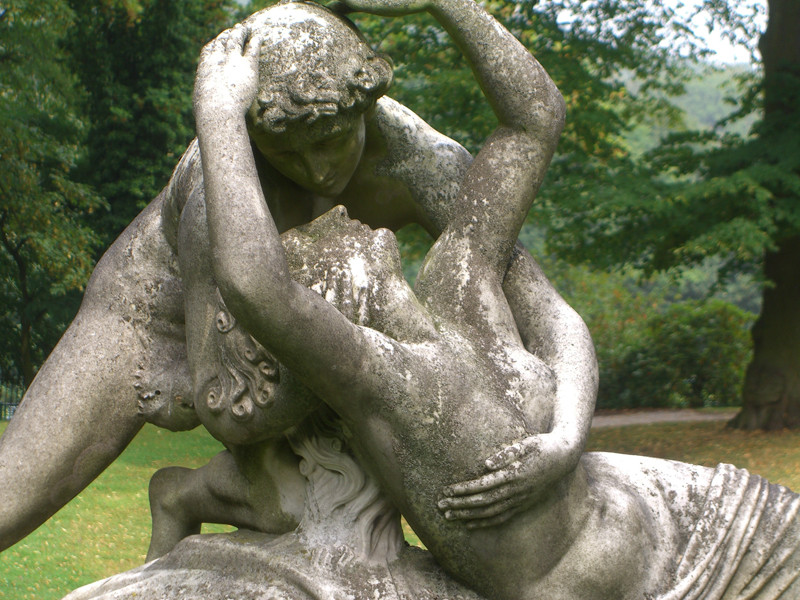 Statue im Park der Drachenburg