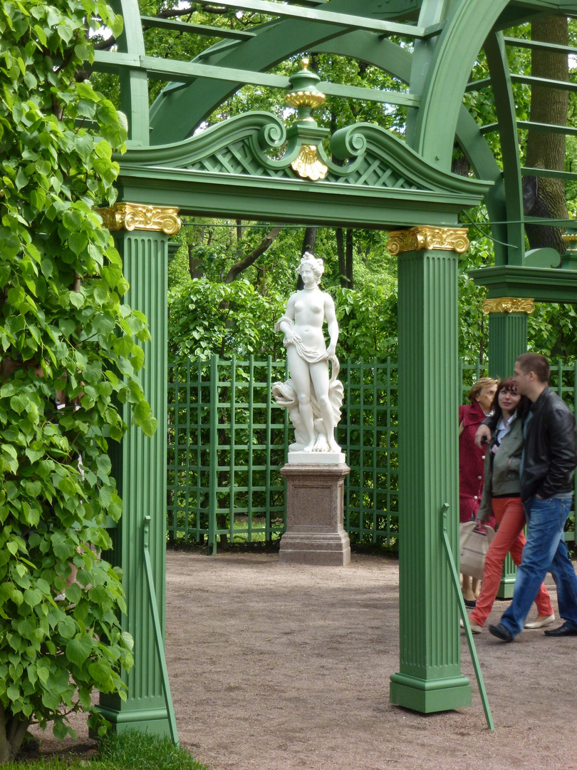 Statue im Sommergarten