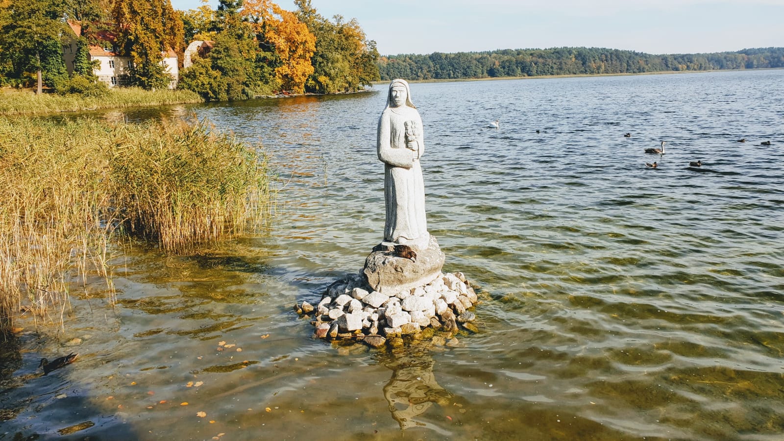 Statue  im Wasser