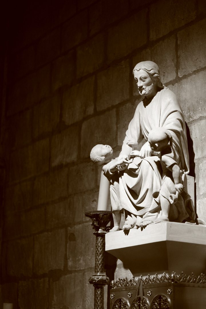 Statue in Notre Dame