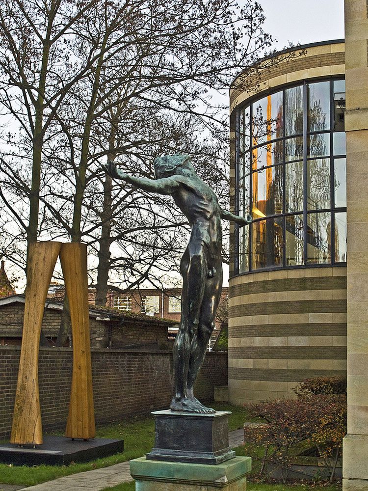 Statue « La jeunesse » par Kathleen Scott à l’entrée du Musée Polaire, Cambridge