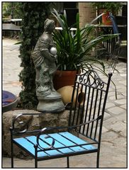 Statue mit blauem Sessel