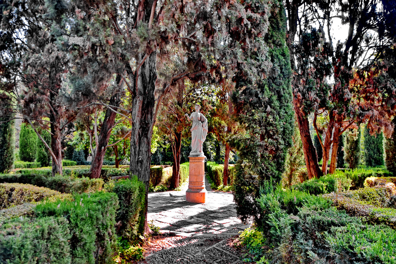 Statue mit Durchblick