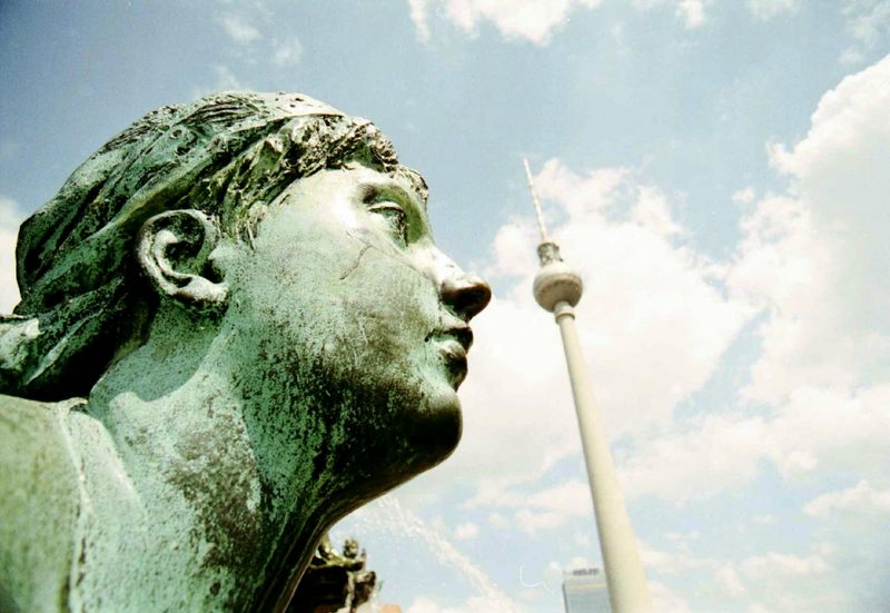 Statue mit Fernsehturm