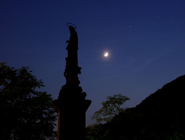 Statue mit Mond