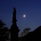 Statue mit Mond