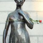 Statue mit Rose in der Münchner Altstadt