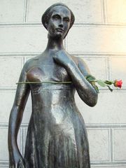 Statue mit Rose in der Münchner Altstadt