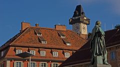 Statue mit Uhrturm