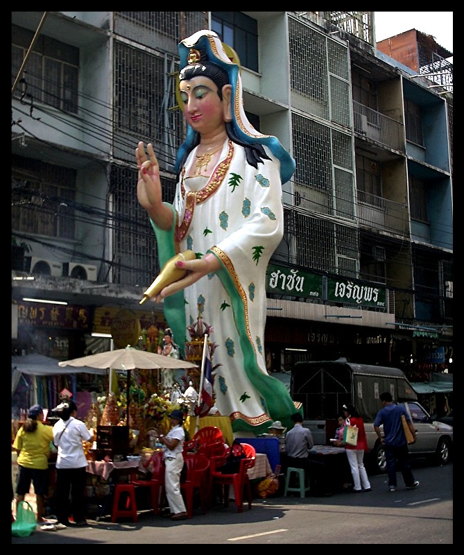 Statue mitten in Bangkok